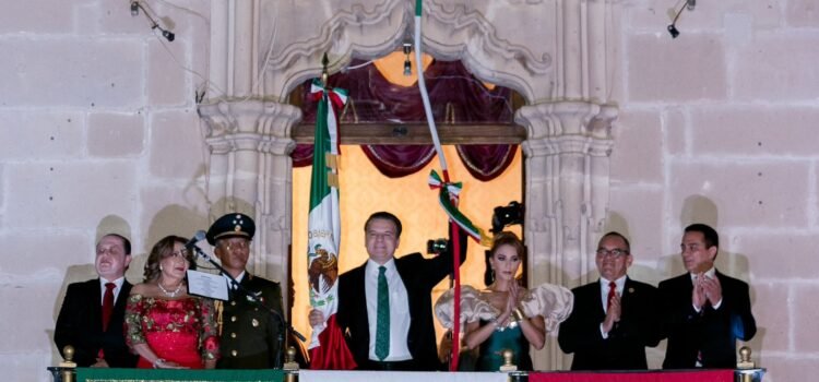 Esteban Villegas encabeza multitudinario Grito de Independencia en Durango Esteban Villegas encabeza multitudinario Grito de Independencia en Durango