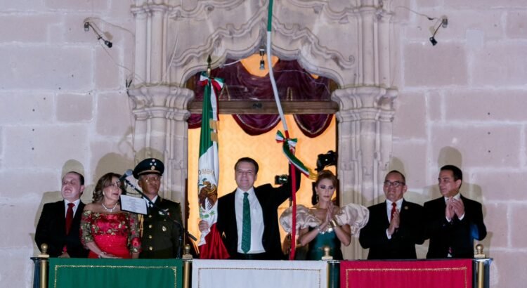 Esteban Villegas encabeza multitudinario Grito de Independencia en Durango
