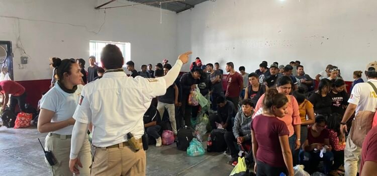 Rescatan a decenas de migrantes abandonados en tráiler en el semidesierto de Durango