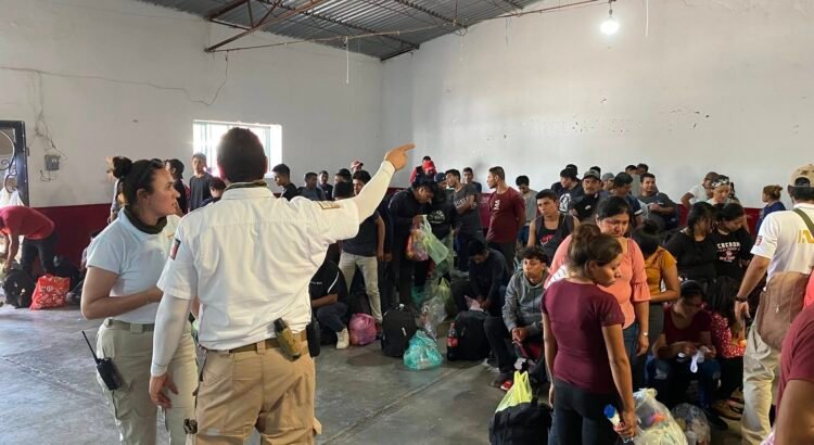 Rescatan a decenas de migrantes abandonados en tráiler en el semidesierto de Durango