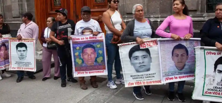 Lamentan padres de los 43 la falta de avances en investigación del caso Ayotzinapa