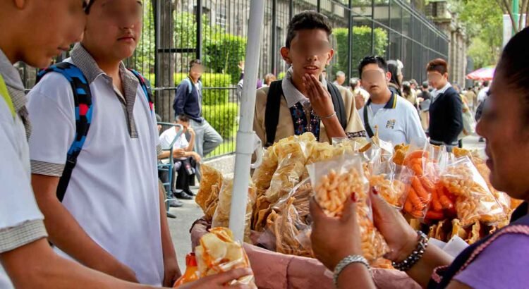 Sancionan a dos escuelas en Durango por permitir la venta de comida chatarra