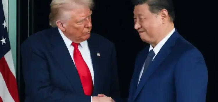 Acuerdan Estados Unidos y China suspender tarifas marítimas por un año