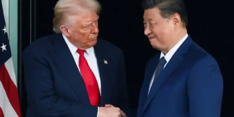 Acuerdan Estados Unidos y China suspender tarifas marítimas por un año