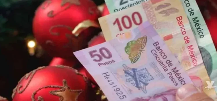 Maestros jubilados marchan para exigir el pago del bono navideño en Durango