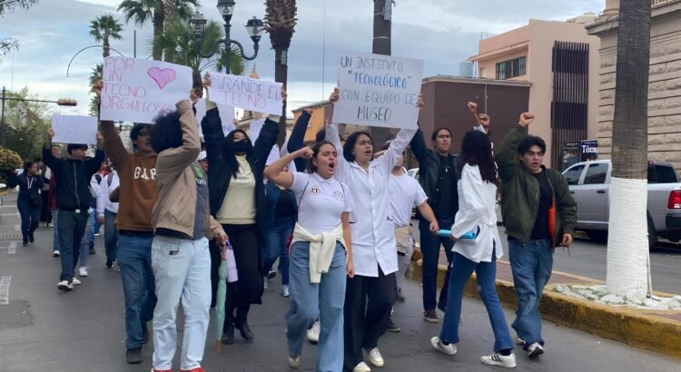 Alumnos del ITD marchan para exigir la destitución del director Alumnos del ITD marchan para exigir la destitución del director