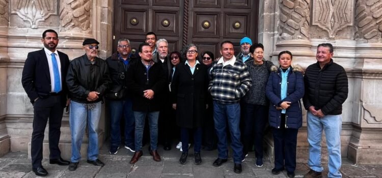 Integrantes de la  UJED el pago del aguinaldo