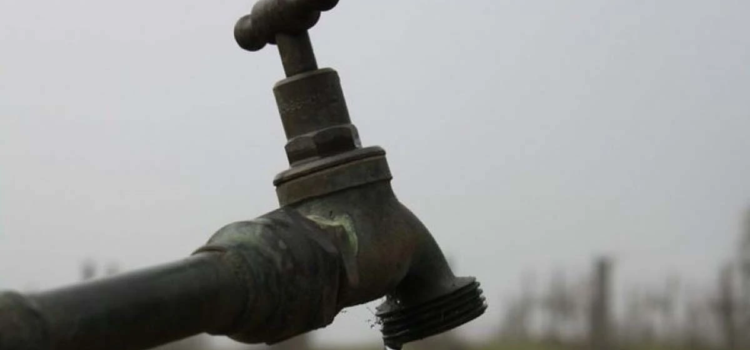 Prohíbe la Nueva Ley General de Aguas cortes totales por falta de pago